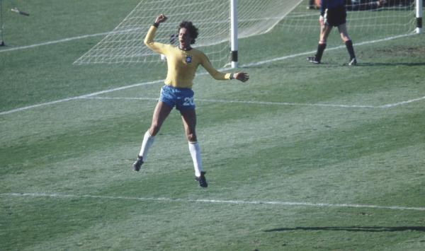 Dinamite comemorando gol pela Seleção Brasileira na Copa de 1978