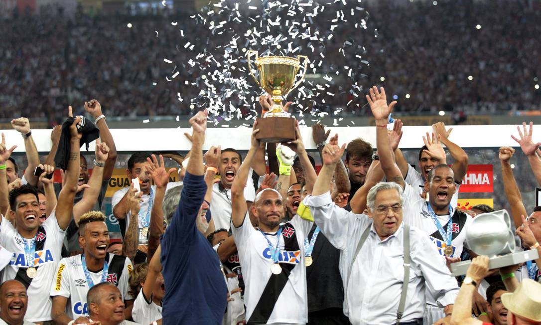 20150503-1950-32-guinazu-recebe-a-taca-de-campeao-estadual.jpg