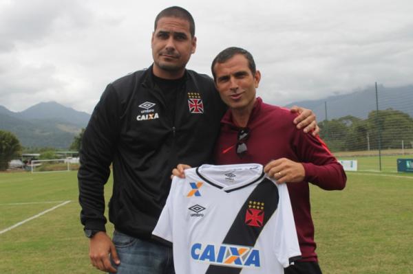 Diretor geral da base vascana, lvaro Miranda entrega camisa do Vasco para Pauleta, um dos maiores jogadores da histria de Portugal