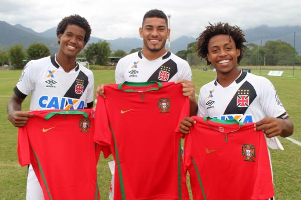Alan Cardoso, Lucas Barboza e Paulo Vitor posam camisa de Portugal