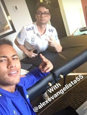 Neymar faz tratamento integral e coloca foto no Instagram com fisioterapeuta Alex Evangelista