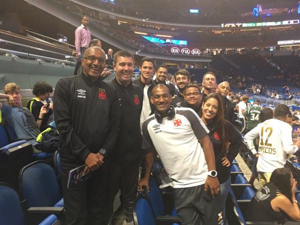 Cristvo, Rodrigo, Mateus Vital, der Lus e membros da comisso tcnica no escondem a alegria com a oportunidade de acompanhar uma partida da NBA de perto