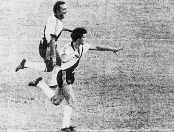 Marquinho (E), um dos melhores, festeja mas um gol de Arthurzinho (Jornal do Brasil - 20/02/1984)