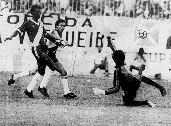 Arturzinho passa por Bira, e na sada de Ocimar, toca a bola por cima, no quinto gol (Jornal do Brasil - 20/02/1984)
