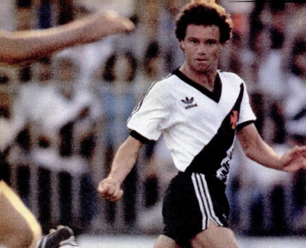 Arthurzinho, o nome do jogo, com 4 gols. (Revista Placar - 20/02/1984)