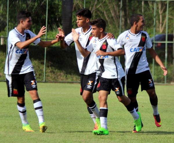 Lucas Vieira, Joo Vitor Souza, Matheus Lima e Rodrigo festejam gol do sub-15 no Estadual