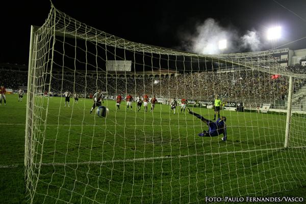 Sonho realizado. Enfim o gol mil na partida entre Vasco x Sport. Fotos: Paulo Fernandes