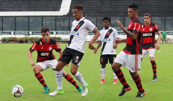 Caio é marcado de perto por jogadores do Flamengo