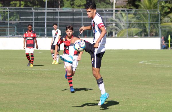 João Vitor domina a bola observado por jogador adversário