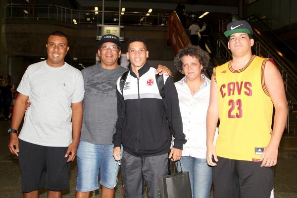 Paulinho foi recebido pelos familiares no aeroporto