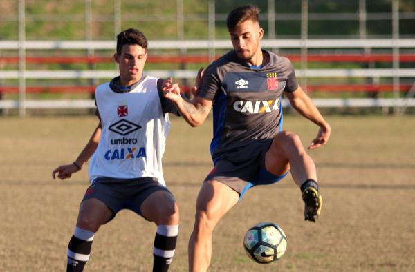 Moresche e Cosendey disputam bola durante treino