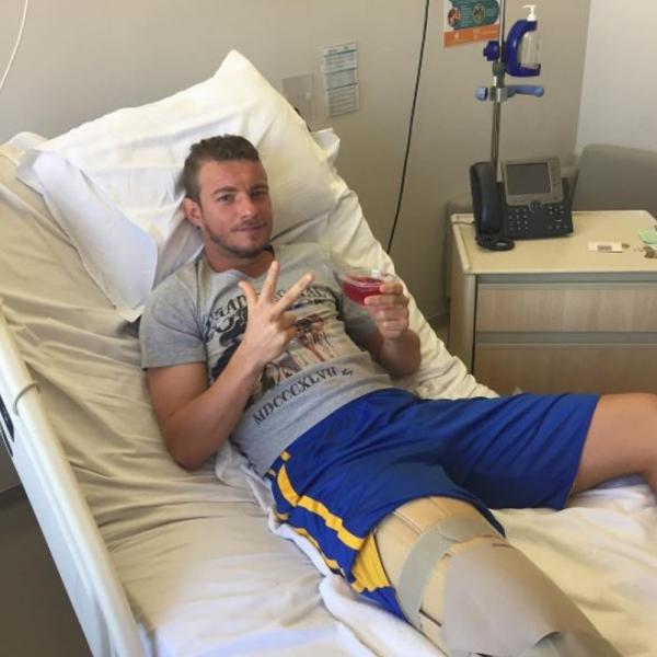 Marcelo Mattos no hospital após uma de suas cirurgias no joelho