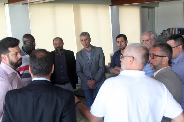 Ministro do Esporte Leonardo Picciani conversa com o presidente Alexandre Campello e demais membros da diretoria vascaína