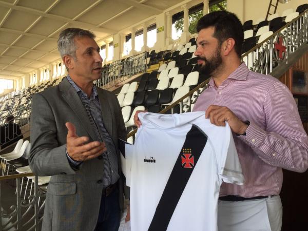 Presidente Alexandre Campello presenteia Ministro do Esporte com a camisa do Vasco