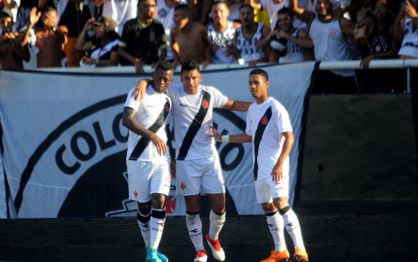 Andrés Ríos comemora gol com RIascos e Pikachu
