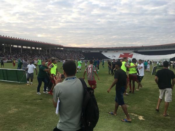 Confusão generalizada no Vasco x Fluminense na final da Taça Rio