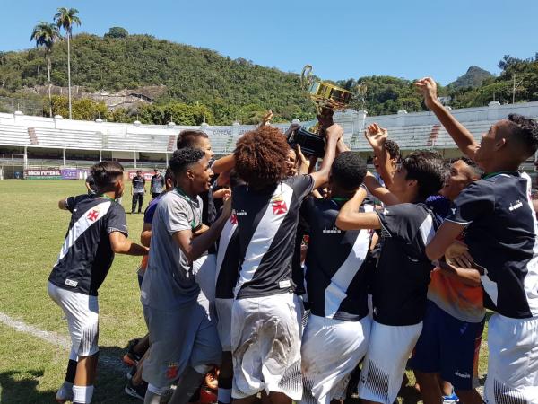 Garotada vibra com o título da Taça Guanabara