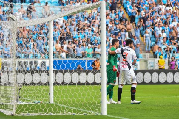 Martín Silva é consolado após erro no gol do Grêmio