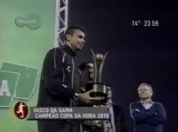 Fernando recebe o troféu