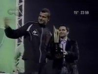 Fernando recebe o troféu junto com Rodrigo Caetano