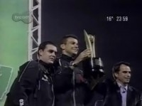 Fernando recebe o troféu junto com Rodrigo Caetano