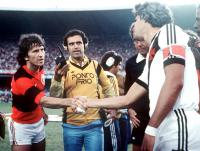 Zico e Roberto Dinamite se cumprimentam antes de um Flamengo x Vasco no incio dos anos 80. Uma relao sempre respeitosa entre os maiores dolos de torcidas rivais