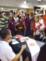 Fernando Prass atende a torcedores em shopping do Rio