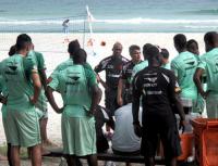 Jogadores do Vasco no treino na praia da Barra