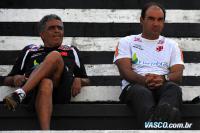 Gacho e Ricardo Gomes assistem ao treino