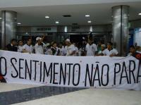 Torcedores comparecem ao Aeroporto de Campo Grande para apoiar o Vasco