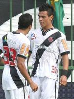 Bernardo comemora com Ramon um de seus trs gols contra o Madureira