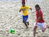 De volta  seleo, Jorginho disputa a jogada contra a Espanha na estreia da Copa Miami