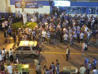 Em frente  Toca do Leo, torcedores circulam sem conflitos