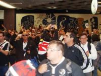 Esbanjando confiana, os vascanos comearam a chegar em Curitiba para a final