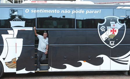Ônibus de Vasco e Botafogo lado a lado no estacionamento do Engenhão -  NETVASCO