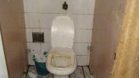 Banheiro do alojamento do Vasco, em péssimas condições