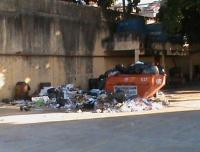 Lixo depositado na parte de trs do parque aqutico; diretoria diz que coleta  realizada regularmente
