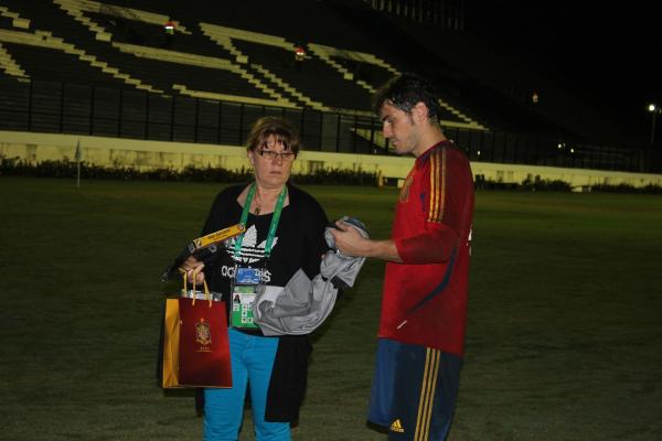 A chefe da delegao espanhola Silvia Dorschnerova guarda o presente entregue ao goleiro Icker Casillas.