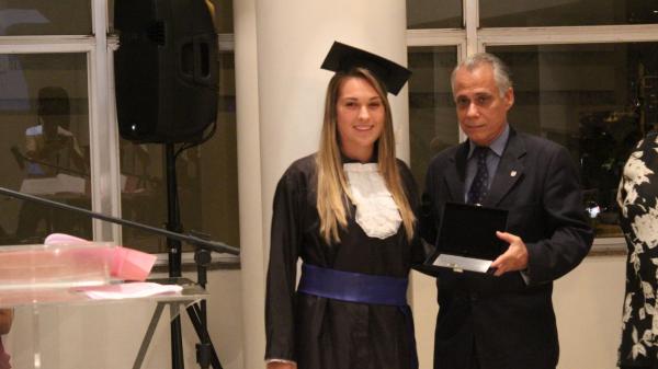 Vice-presidente do Infanto Juvenil Tadeu Correa recebe a homenagem das mos da atleta Bruna Bieslki do futebol feminino