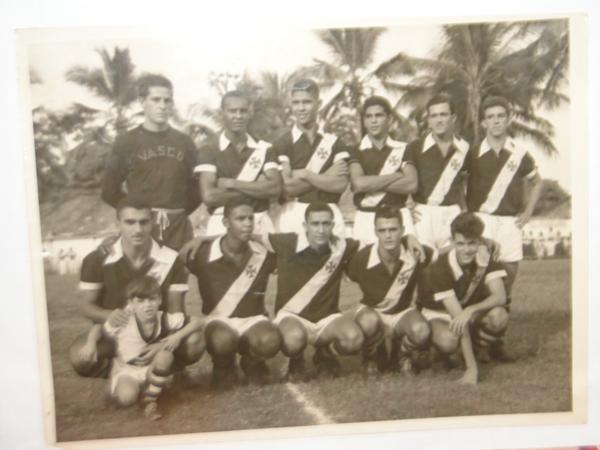 O time do Vasco em amistoso contra o Nacional em Muria, com Dominguinhos , agachado da direita para a esquerda.