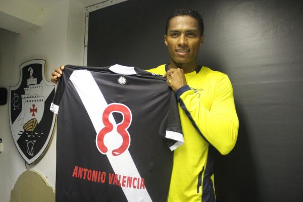 Antonio Valencia ganhou camisa do Vasco de presente