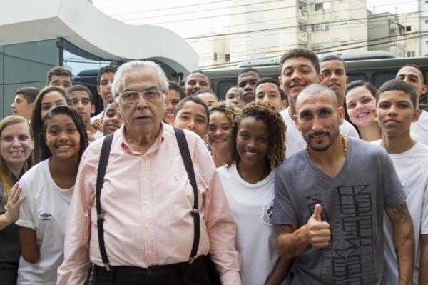 Presidente Eurico Miranda e Guiazu posam com alunos do Colgio