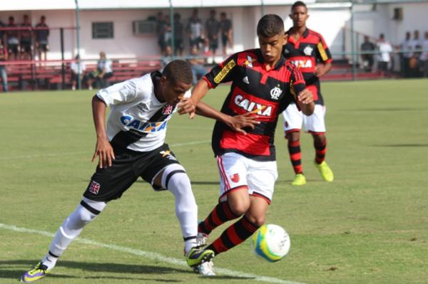 Joo Pedro disputa bola com jogador do Flamengo