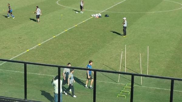 Celso Roth observa treino em So Janurio, enquanto Dagoberto caminha ao redor do campo