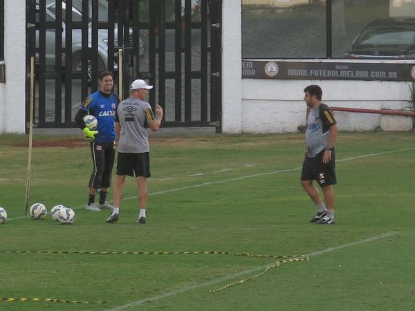 Martn Silva sorri no treino do Vasco: goleiro deve retornar ao time