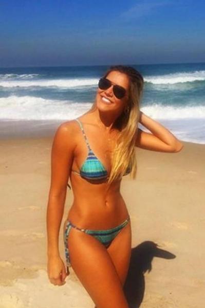 Jessica Garducci, mulher do meia Nen e nova musa da torcida do Vasco, curtiu uma praia no Rio