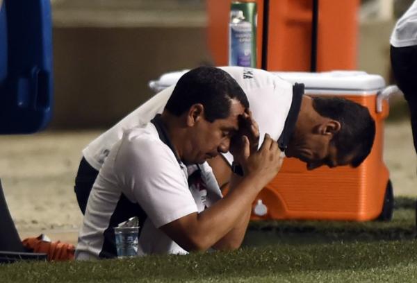 Sinais do abatimento: do banco de reservas, Jorginho e Zinho lamentam derrota para o Fluminense