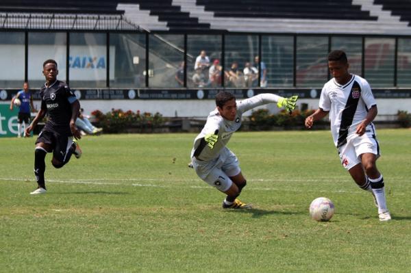 Juninho dribla goleiro do Botafogo antes de fechar o placar