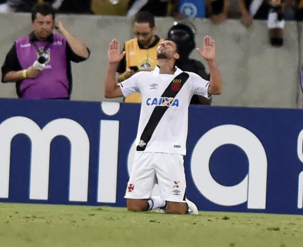 Nenê comemora o gol da vitória do Vasco no clássico