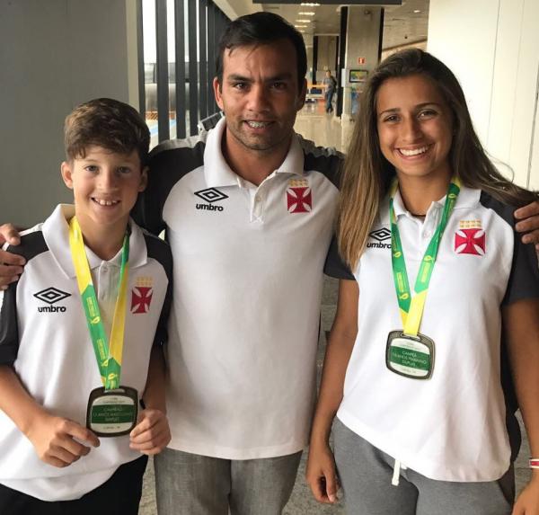 Nícolas Oliveira e Camilla Fonseca ao lado do técnico Antônio Fernandes